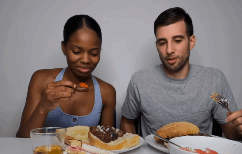 AMERIKANKA uživala u SPECIJALITETIMA naše kuhinje: Šopska i <span style='color:red;'><b>gibanica</b></span> su joj favoriti, a evo šta je nateralo da se STRESE (VIDEO, FOTO) 

